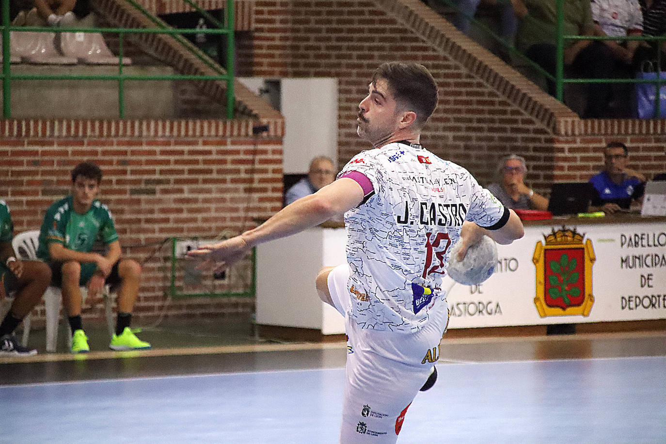 El Abanca Ademar empieza empatando en Astorga