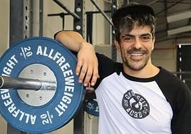 Álvaro Carnero posa en su box, el AC3D de Villaobispo, para leonoticias.