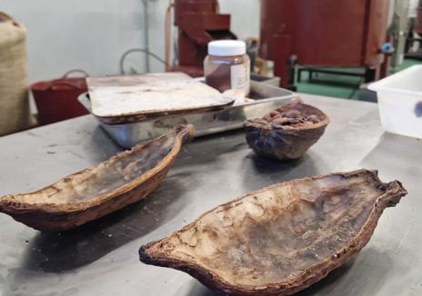 Imagen secundaria 1 - En la fábrica de Chocolates Santocildes tienen un pequeño museo en el que explican la evolución y el proceso de elaboración de este manjar.