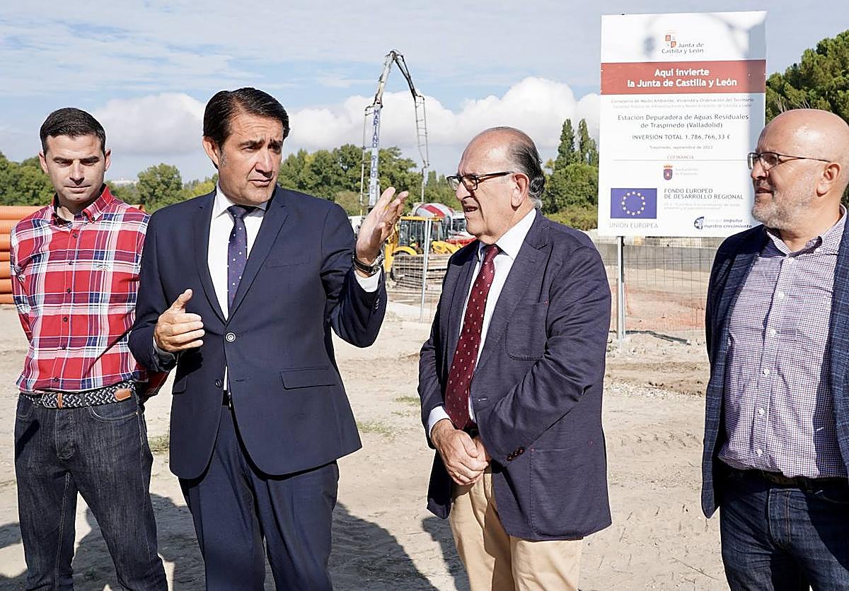 El consejero de Medio Ambiente, Vivienda y Ordenación del Territorio, Juan Carlos Suárez-Quiñones, visita la EDAR de Traspinedo.