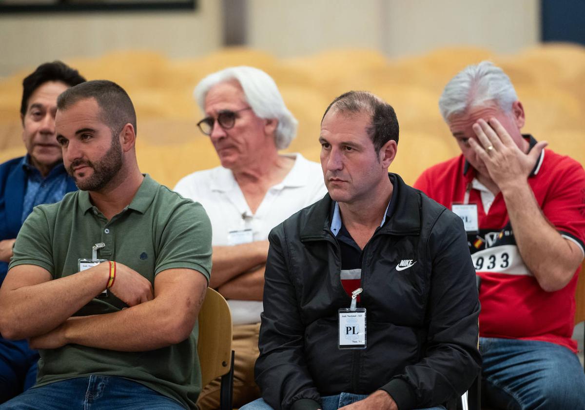 Javier Fernández (c) junto al resto de los acusados acuden este martes a la Audiencia Nacional con motivo de la reanudación del juicio donde se les acusa de participar en 2016 en una trama de venta de carne de caballo en mal estado.