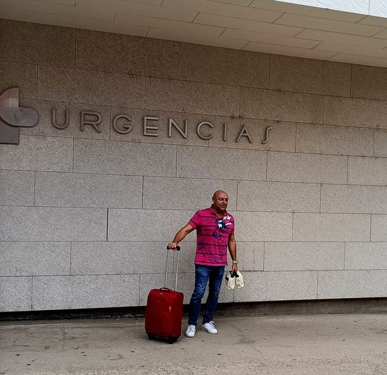 Víctor Pérez a su llegada al centro de salud de Astorga