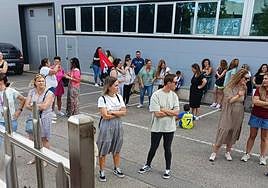 Imágenes de los trabajadores protestando frente a la sede de Teleperformance en Ponferrada.