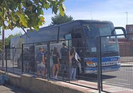 Momento en que llegó el autobús (15:07 horas) habiendo finalizado las clases a las 14:30.