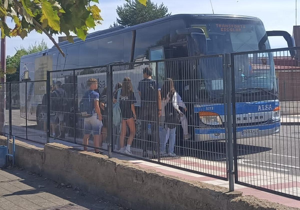 Momento en que llegó el autobús (15:07 horas) habiendo finalizado las clases a las 14:30.