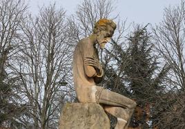 Estatua del pensador en el campus de Vegazana.