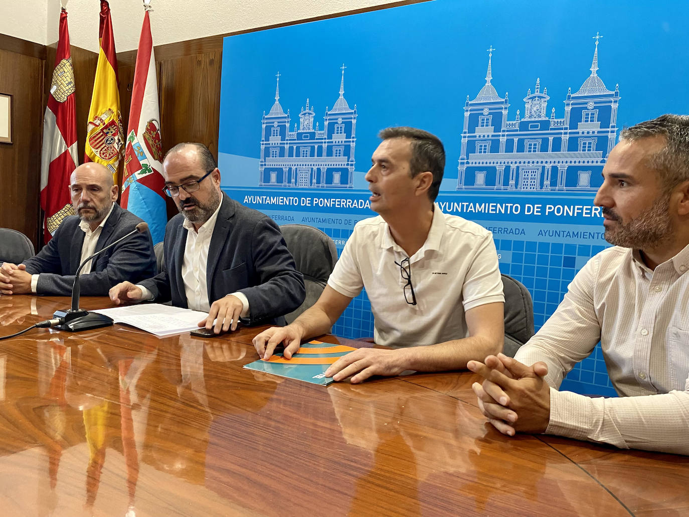 El alcalde de Ponferrada dio a conocer la noticia del contrato de Redytel con Aena.
