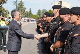 El director general de la Guardia Civil visita en La Bañeza la Unidad de Movilidad de la Vuelta Ciclista acompañado de la delegada del Gobierno