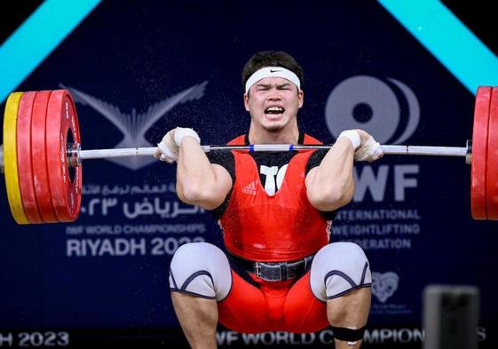 Bekdoolot Rasulbekov (KGZ) en el Mundial de Halterofilia que se celebra en Arabia Saudí.