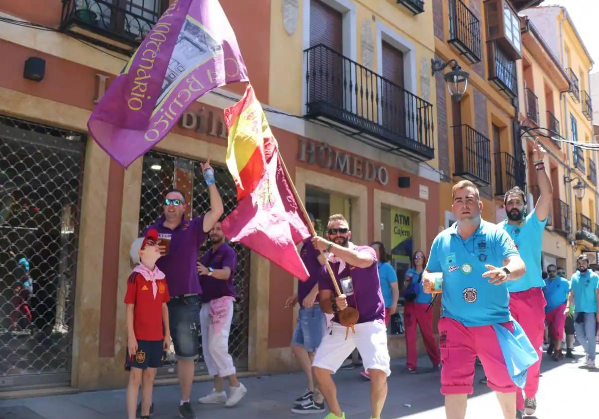 Un grupo de peñistas durante las fiestas de León.