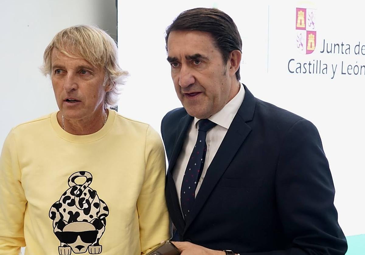 El consejero de Medio Ambiente, Vivienda y Ordenación del Territorio, Juan Carlos Suárez-Quiñones, firma el protocolo entre la Fundación Patrimonio Natural y los ayuntamientos de Pola de Gordón y La Robla para la gestión y promoción del centro MTB.