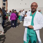 Los dos celadores encerrados en el centro de salud de Astorga no saldrán hasta ser recibidos por el consejero de Sanidad