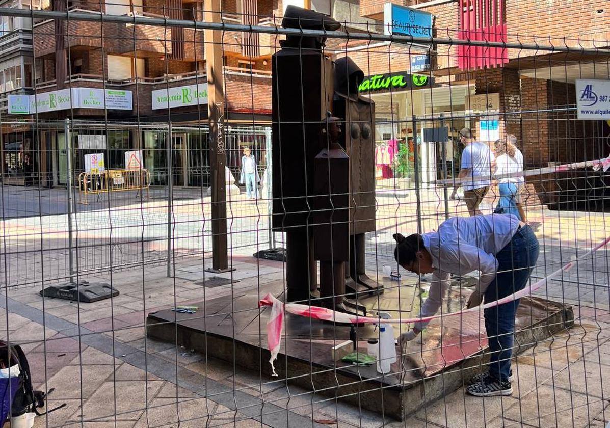 Reparación de la escultura 'La Familia'.