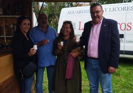 El alcalde de Valdevimbre (2I) junto a otros representantes, en la Feria del Vino.