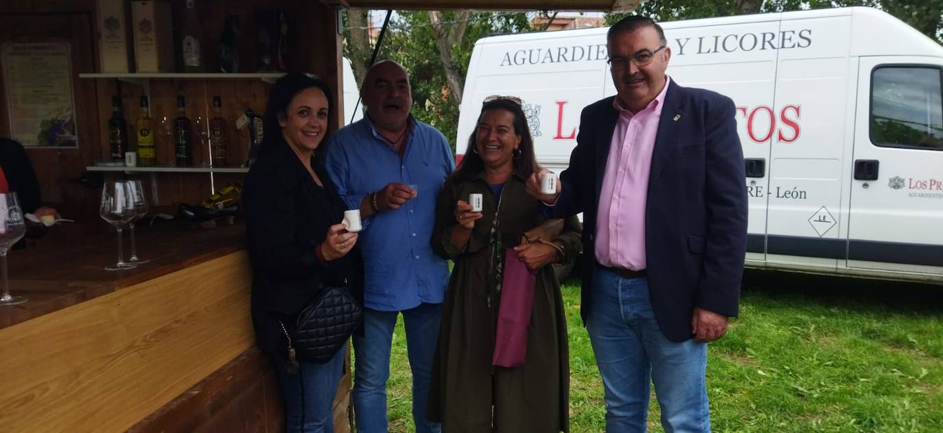 El alcalde de Valdevimbre (2I) junto a otros representantes, en la Feria del Vino.