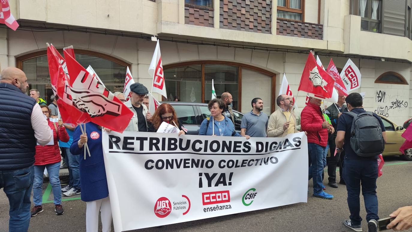 Una pancarta de gran tamaño reclama unas retribuciones dignas. 