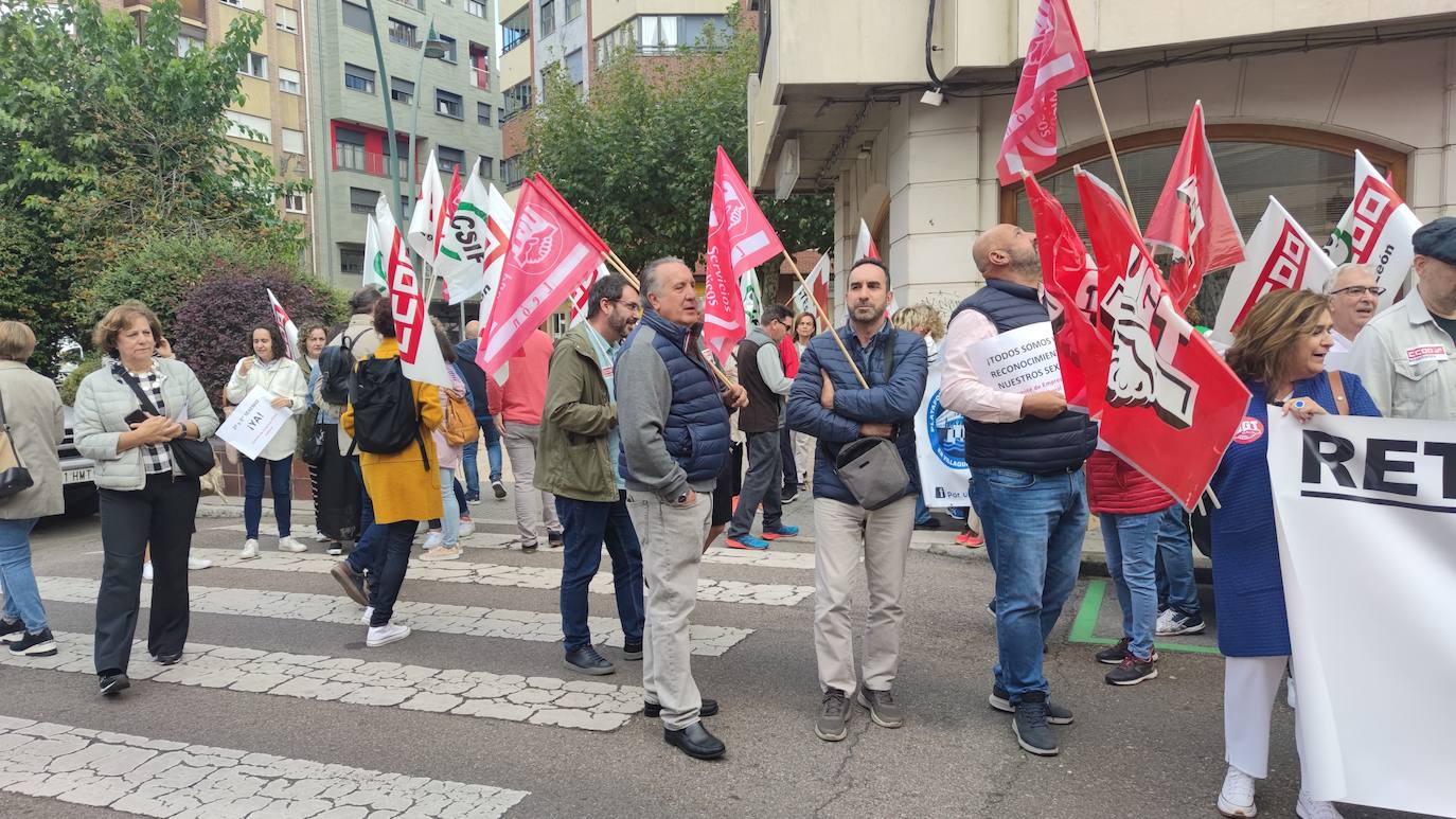 Concentración este martes en la apertura del curso.