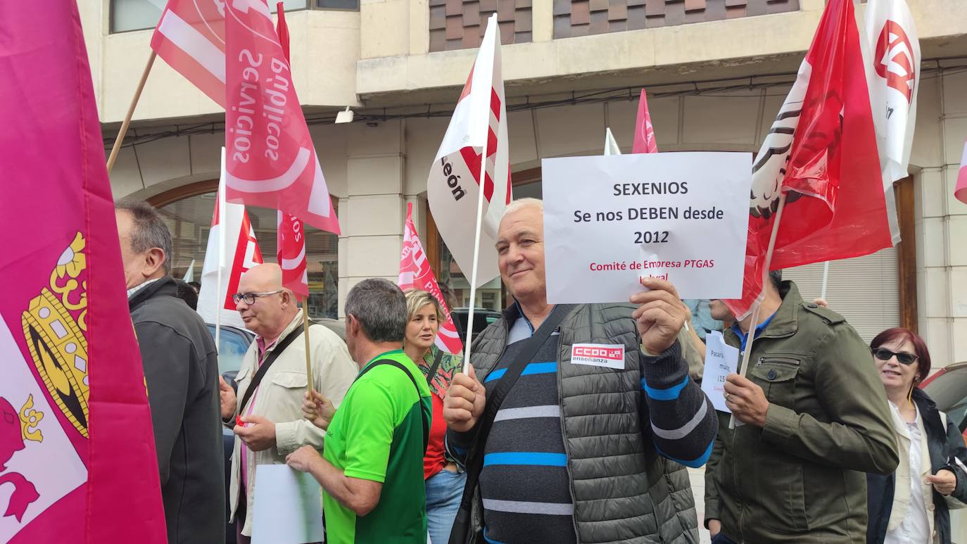 Uno de los manifestantes muestra un cartel reivindicativo.