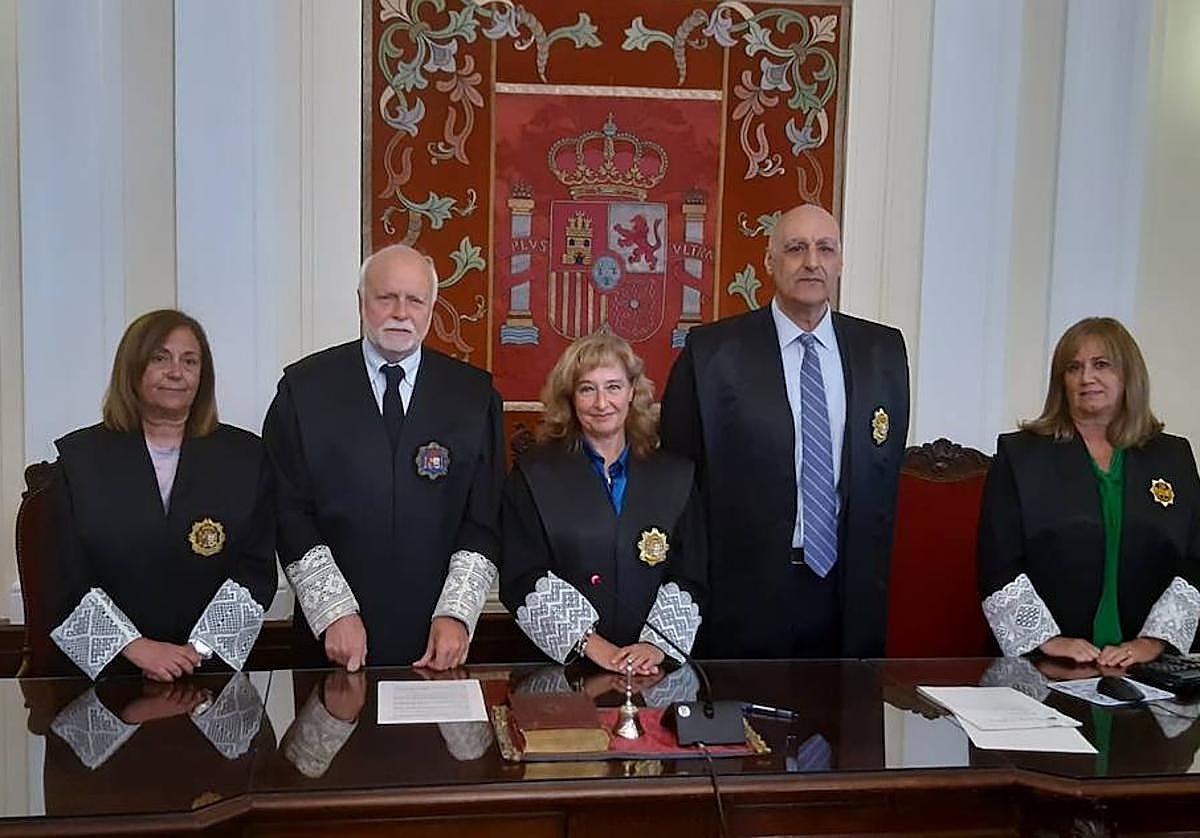 De izquierda a derecha: Isabel Morán (fiscal jefa provincial), Alberto Álvarez (presidente Sección 2ª AP León), Ana del Ser (presidenta AP León), Carlos Miguélez (presidente Sección 3ª AP León), Ana Gómez Villaboa (LAJ AP León)