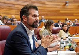 El portavoz socialista Luis Tudanca en el Pleno de las Cortes.