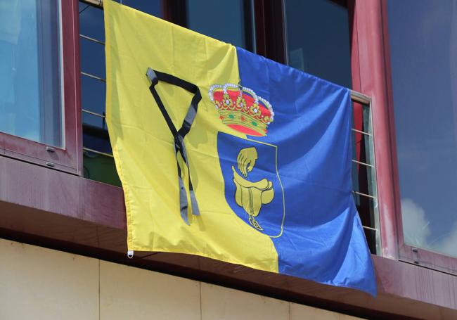 Bandera de la localidad de Mansilla de las Mulas con el crespón negro por el asesinato de Paula.