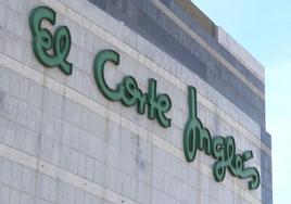 Fachada del edificio de El Corte Inglés en León.