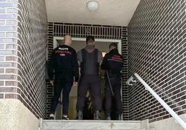 Tres de los trabajadores de la empresa que en la jornada de este martes llevaron a cabo la desokupación.