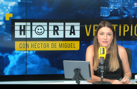 Marina Lobo presentando el programa Hora Veintipico