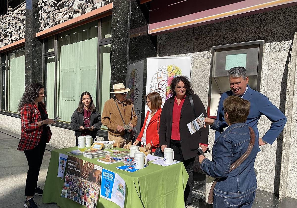 Mesa informativa a las puertas del Ayuntamiento de Ordoño II en León