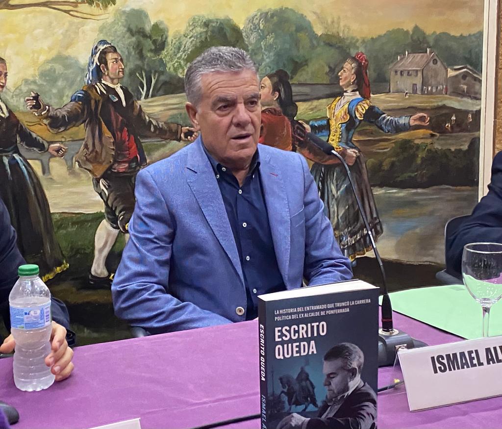 Ismael Álvarez firma un ejemplar de su libro sobre el caso Nevenka