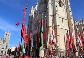 Pendones en la plaza de Regla en las fiestas de San Froilán 2022.