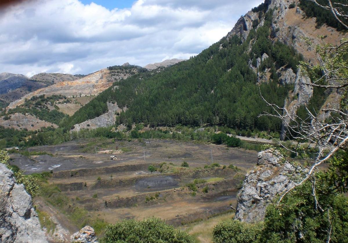 El desastre medioambiental es evidente entre Vegamediana y Vegabarrio.