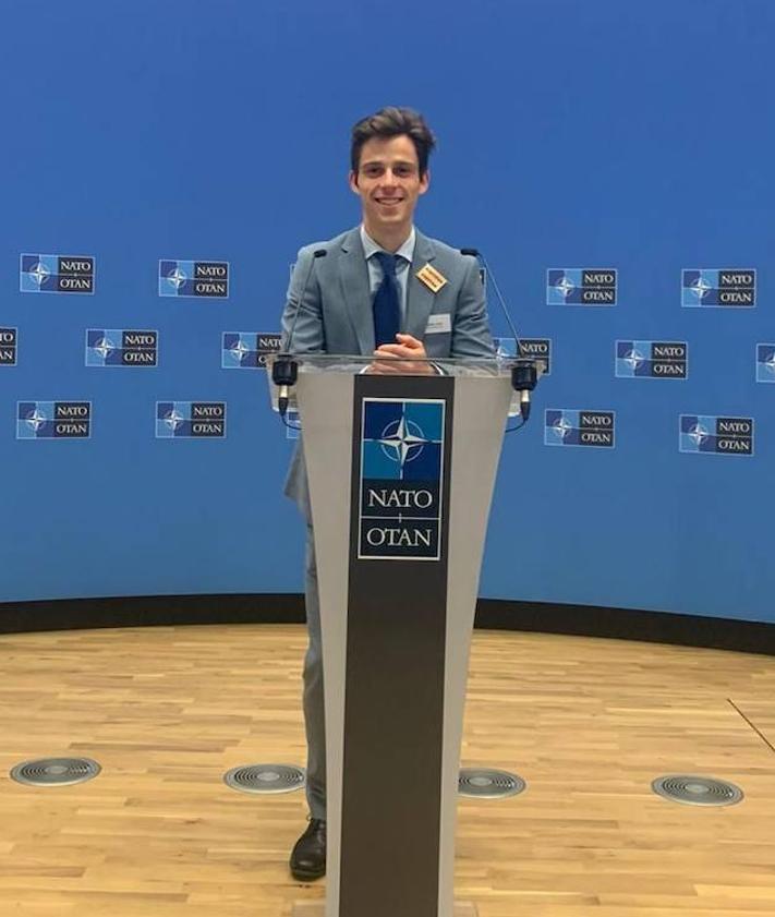 Imagen secundaria 2 - El leonés Daniel Arce, en la sede de la OTAN y el Parlamento Europeo.