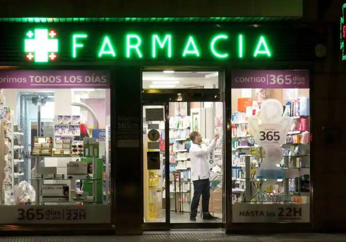 Imagen de una farmacia leonesa, que este lunes celebra su día.