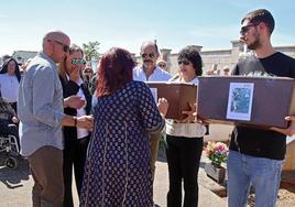 Los restos de dos concejales asesinados en 1936 en Villadangos del Páramo son entregados a sus familias en el Cementerio de Valencia de Don Juan