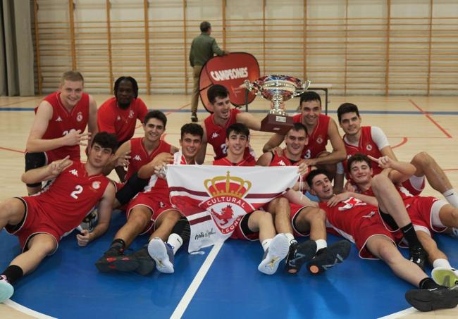 Los jugadores de la Cultural celebran el título de la Copa CyL de Liga EBA.