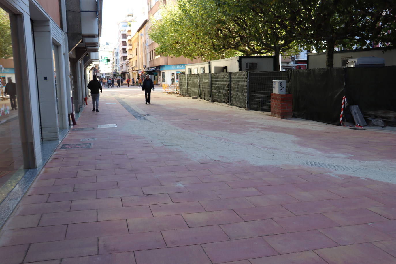 Paviamentación finalizada en el entorno de la plaza de las Cortes. 