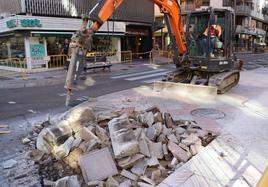 Maquinaria realiza trabajos de remodelación en la calle San Agustín.