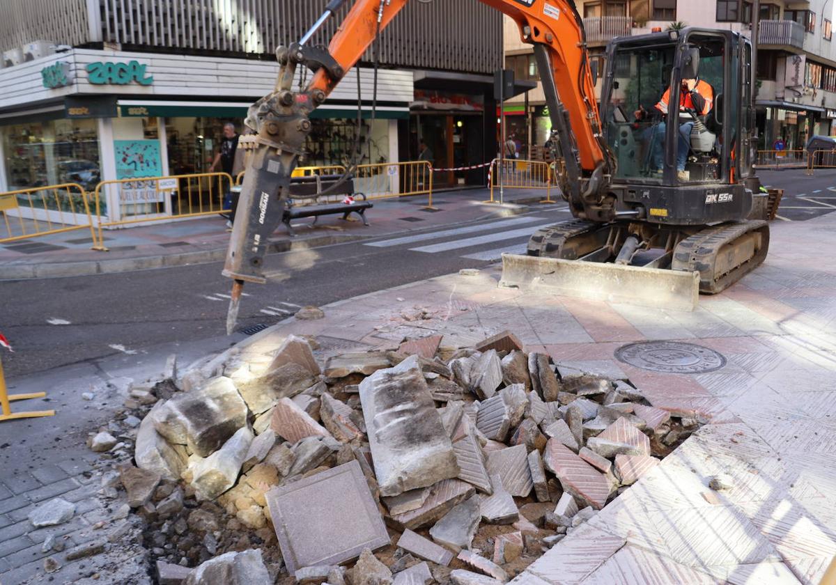 Maquinaria realiza trabajos de remodelación en la calle San Agustín.