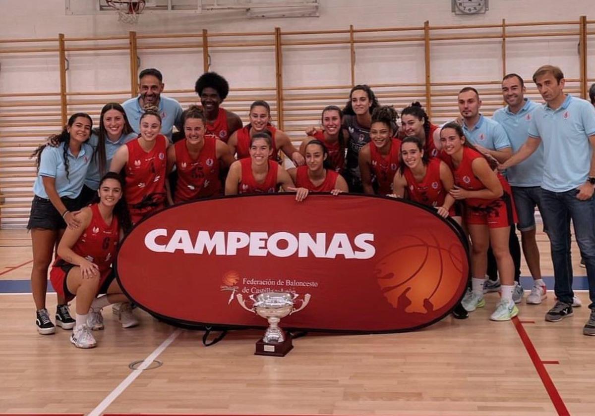 Las jugadoras del BF León celebran el título de Copa de Castilla y León de Liga Femenina 2.