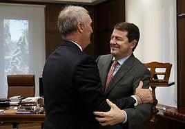 El presidente de la Junta de Castilla y León, Alfonso Fernández Mañueco, mantiene un encuentro con el alcalde de Segovia, José Mazarías Pérez.