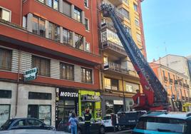 Los bomberos de León trabajan en el lugar del incidente.