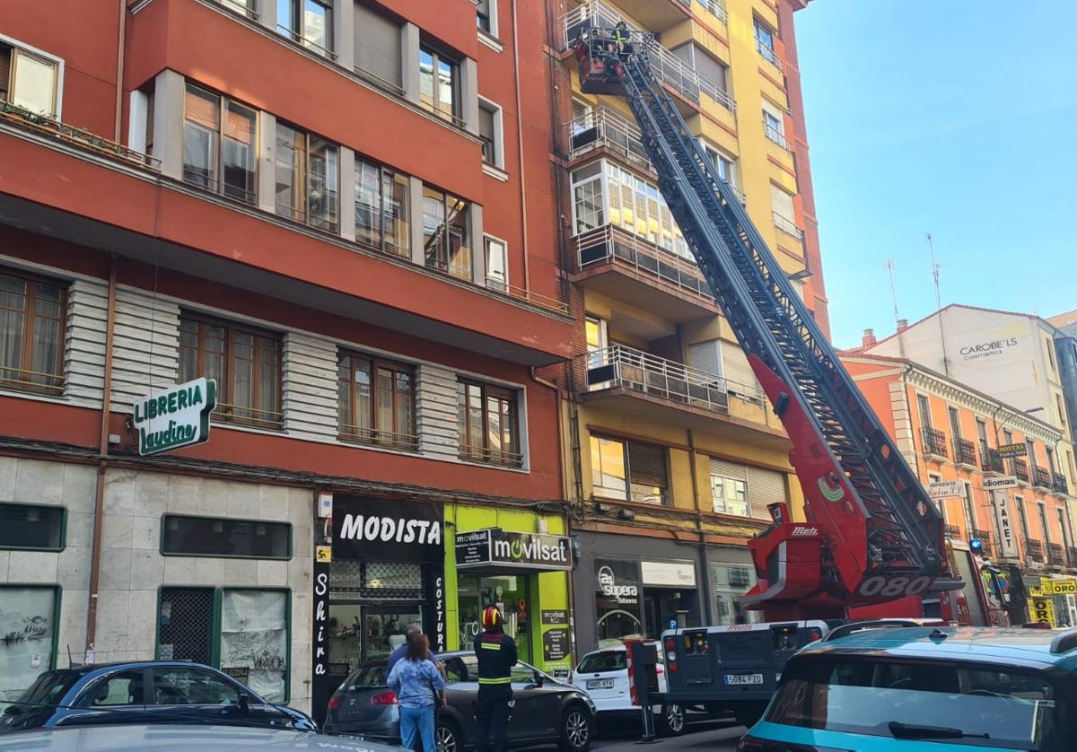 Los bomberos de León trabajan en el lugar del incidente.