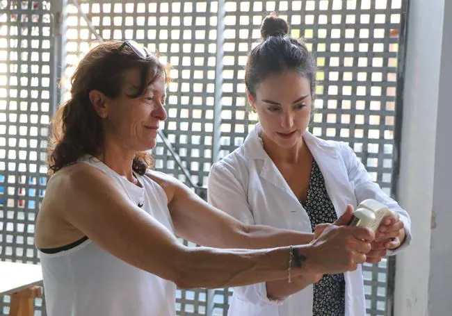 La enfermera del Caule y Cecilia durante el control en el Centro Cívico El Crucero.