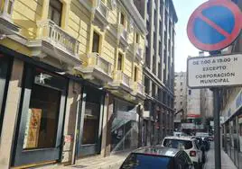 Señales que prohiben estacionar y dedican las plazas de aparcamiento a la corporación municipal.