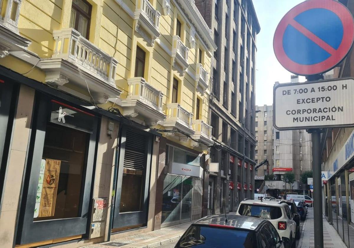 Señales que prohiben estacionar y dedican las plazas de aparcamiento a la corporación municipal.