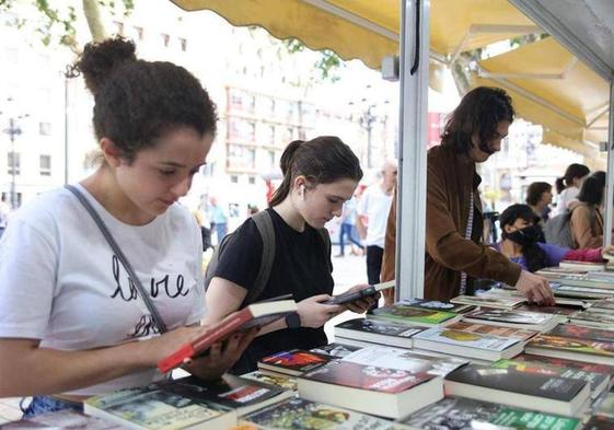 Jóvenes miran unos libros.