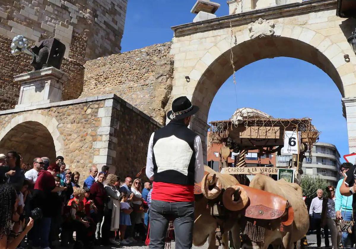 Los carros engalanados de San Froilán a su paso por el Arco de la Cárcel.