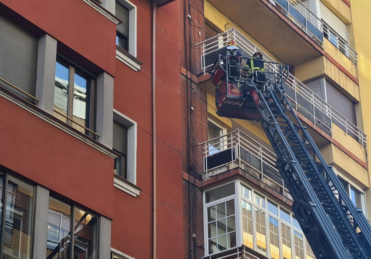 Desprendimiento de parte de un balcón en Padre Isla