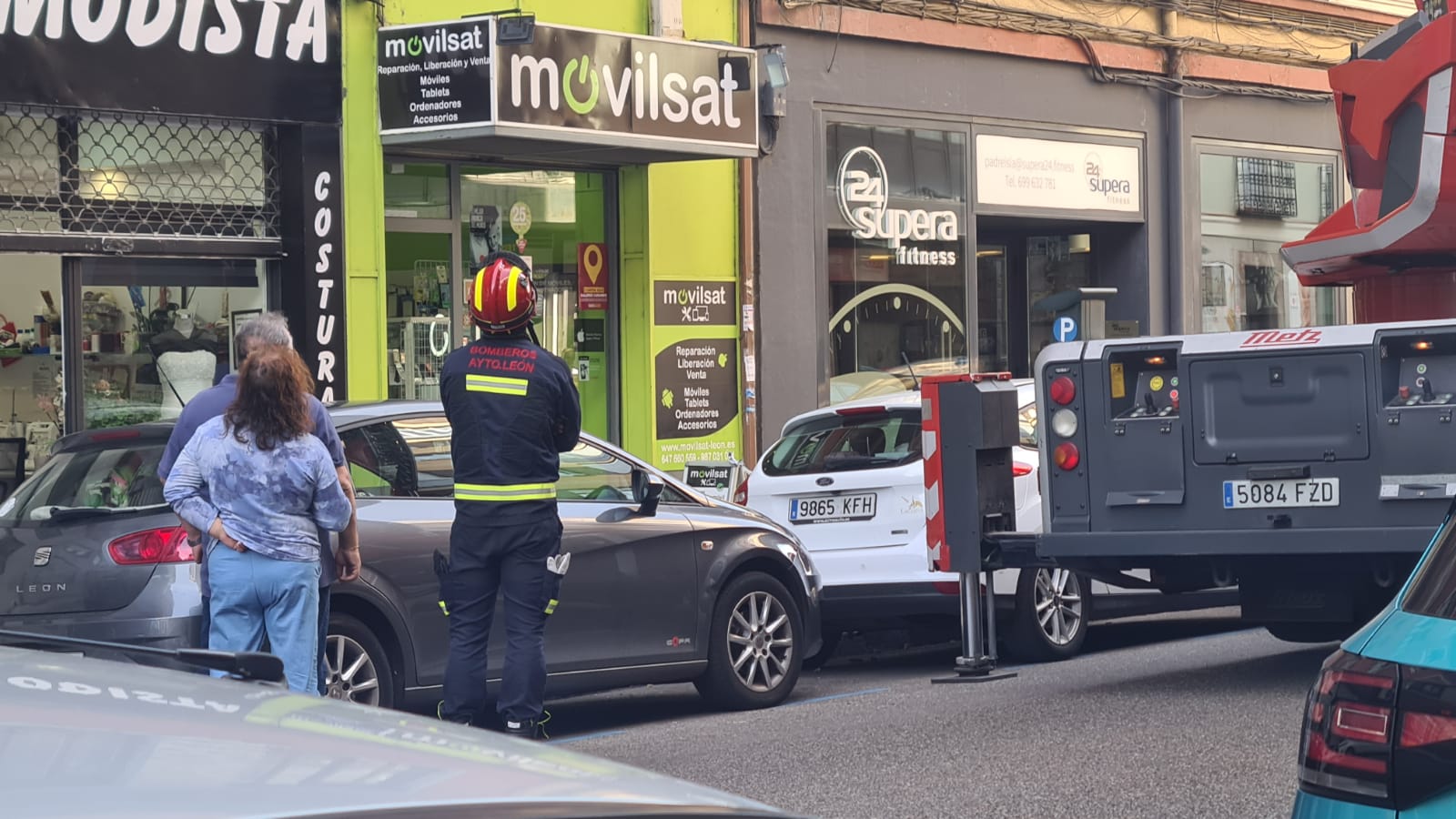 Un bombero supervisa el avance de los trabajos. 